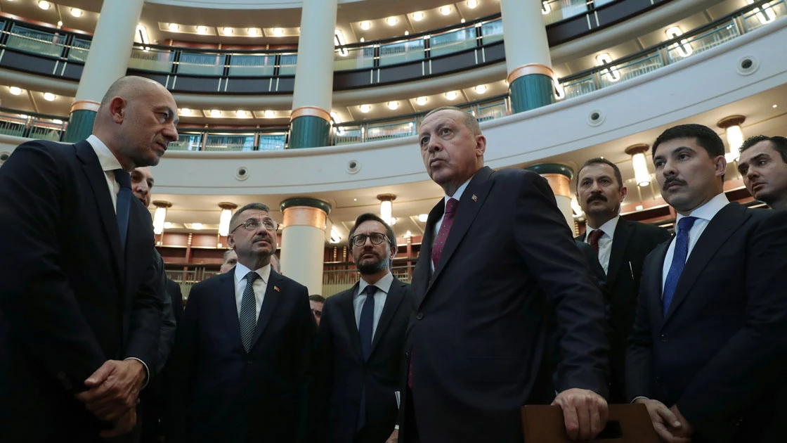 Cumhurbaşkanı Erdoğan Cumhurbaşkanlığı Kütüphanesi'nde incelemede bulundu